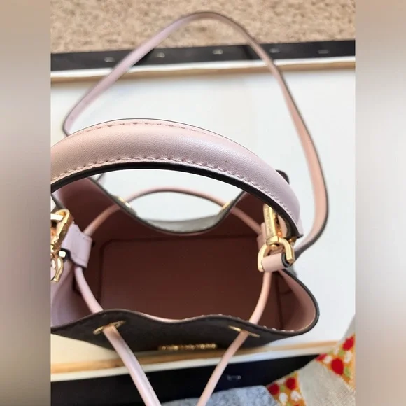 ❌Michael Kors small Mercer Bucket Bag - Picture 4 of 4